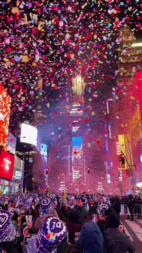 Happy New Year from New York City 🎉🗽 Thank you to everyone who’s been following along through all the adventures this past year ❤️ From the confetti test to the midnight countdown. I’m so grateful for you ❤️ @Times Square NYC x @One Times Square 🥳💞