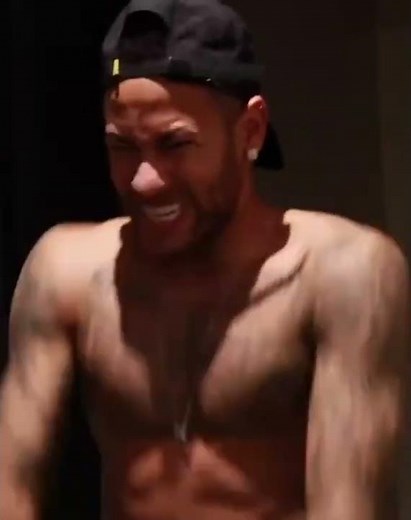 How football player of PSG Neymar is recovering from terrible injury