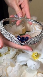 #KPLovesTanzanites | The fascinating thing about a great gemstone? It can be the muse for entirely different visions of beauty. 💎✨ Today, I want to share with you this brilliant study in contrast from Bahraini jeweller Al Zain @alzainjewellery , showcasing the versatile soul of tanzanite in two breathtaking necklaces. On one side, we have timeless romance: a necklace anchored by a graceful cluster of three luminous pear-cut tanzanites. This is a design that speaks the language of classic elegan