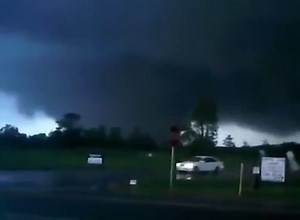 Extreme video of the EF5 tornado that hit Phil Campbell at April 27 2011