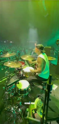 Travis Barker Drumcam (Blink 182 - Dumpweed) #travisbarker #drummer #live #blink182 #music