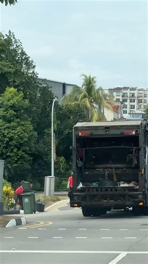 Picking up GARBAGE on busy street! ♻️🦾 #shorts