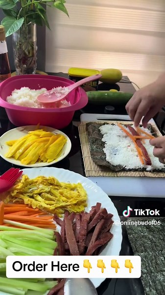 Homemade Kimbap Recipe | Colorful Veggies & Sliced Ham