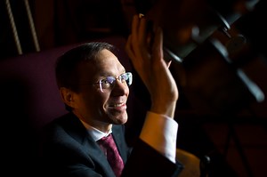 Harvard's Top Alien-Hunting Astronomer Has an Explanation for UFOs Spotted Above Ukraine