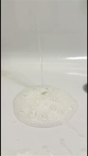 Remove soap scum from tub using a vinegar soak #Shorts