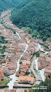 În Munții Cindrel, la doar 30 de kilometri de Sibiu, dealurile își spun poveștile în șoaptă. Una dintre ele, poate cea mai veche, se ascunde pe terasele Tilișcii. E povestea unei cetăți dacice și a unui om care a crescut chiar sub zidurile ei: arheologul Gheorghe Vasile Natea. | Turnul Sfatului