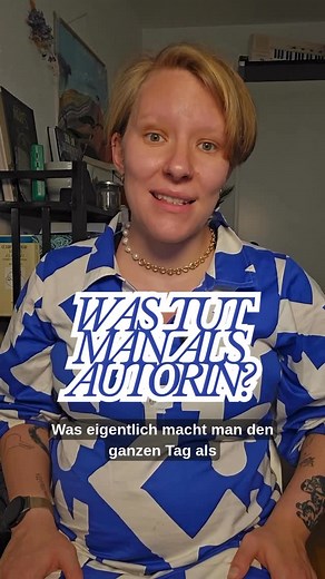 Klett-Cotta Verlag on Instagram: "Wie sieht die Alltag einer hauptberuflichen Autorin eigentlich aus? Unsere Autorin Raphaela Edelbauer lässt euch hinter die Kulissen blicken 📚🫶 Ihren neuen Roman »Die echtere Wirklichkeit« gibt’s jetzt überall im Buchhandel. 📚😍 #dieechterewirklichkeit #raphaelaedelbauer #newbooks #jetztimhandel #literatur #klettcotta #klettcottaverlag @sprachspiel"