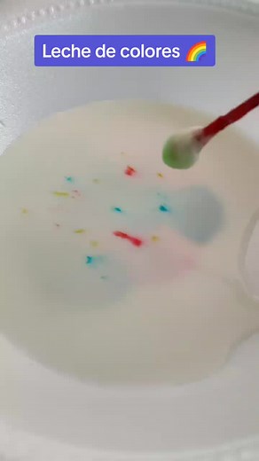 Explosión de colores 🌈 Actividad para niños desde los 3 años. Deja que tu peque se sorprenda y se emociona con este experimento. Materiales ✓ Leche ✓ Colorante Vegetal ✓ Jabón líquido ✓ recipiente ✓ copito de algodón La leche es en su mayor parte agua pero también contiene entre otros productos grasas. Cuando añades los colorantes estos flotan porque son menos densos que la leche pero cuando el jabón entra en acción, los colorantes empiezan a correr por todo el plato mezclándose, y retorciéndos