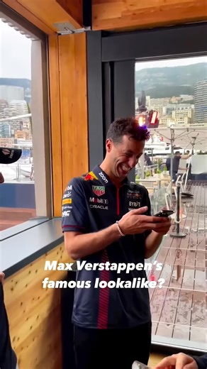 Daniel Riccardo Shows Max Verstappen his famous lookalike _ Sid the Sloth #shorts #f1 #maxverstappen (1)