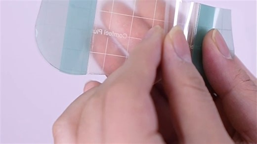 水胶体敷料适用于压疮、术后伤口，如Mepilex系列，能保湿促愈合，更换时无痛感，日常护理更安心。