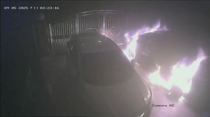 572K views · 3.9K reactions | （居銮5日讯）疑前任屋主的儿子欠下大耳窿债务，连累现任屋主遭大耳窿上门纵火追债；华裔夫妇屋主与儿女熟睡之际，数枚汽油弹被投进庭院狂烧，幸邻居机警发现异况，触动汽车警报声示警，屋主一家四口才惊险逃过一劫。 这起纵火案于今日凌晨3时许，在居銮柏迈花园（Taman Permai）发生。 #中国报 | China Press (中國報) | Facebook