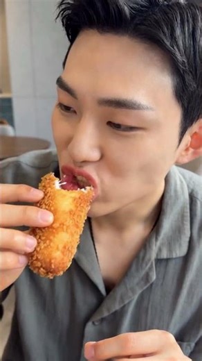 That first bite of a Korean mozzarella cheese hotdog is pure happiness #koreanfood #cheesepull