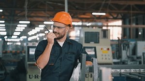 Dar instruções, usar rádio, walkie talkie.: vídeo stock (100% livre de direitos) 3681134171 | Shutterstock