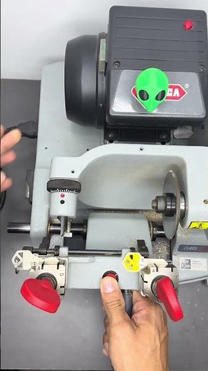 How to duplicate a key on the Silca machine in less than a minute 🔑🗿🔥 #key #locksmith #craft