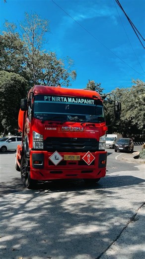 Keren Manuver Truck Trailer Tangki Pertamina Isuzu Giga GVR #shorts #truck #viralshorts
