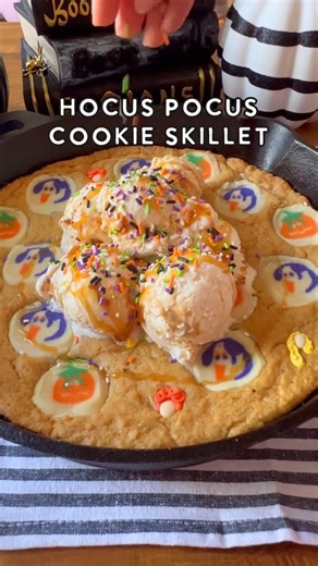 Hocus Pocus Cookie Skillet 🧙🏻‍♀️ | cre: lifeandsprinkles #cookies #icecream #hocuspocus #foryou #Halloween | Hocus Pocus Halloween