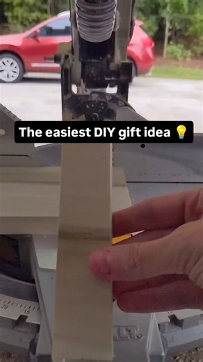 Zoe | Build DIY Furniture + Cabinets on Instagram: "Did you know that this makes a great last-minute homemade gift? Comment TUTORIAL for the detailed blog post for this super easy DIY bath tray and a tutorial for one with a bit more bells and whistles (aka a wine glass holder and book holder) #diygiftideas #diybathtray #diyforbeginners"