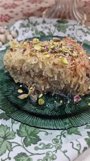 Kadaif si dikurâ˜ºï¸ A ta bej me krem,,a ta bej me qumesht panda,,a ta bej role,a ta bej keshtu e ashtu e ne fund thashe si thjeshtesia nuk kaðŸ˜… Keshtu qe e pergadita shume thjeshte, siÃ§ na e pergadisin dhe nenat tonaðŸ˜ Receten me video e gjeni ne reel-in ngjitur! Perberesit: 400 gr kadaif 200 gr gjalpe 300 gr arra Per sherbetin: 1 liter uje 1 kg sheqer 1 sheqer vanilje Pergaditja: Shkrijme gjalpin.Ja largojme shkumen qe krijon gjate shkrirjes. Hedhim gjysmen e kadaifit ne tave.Sperkasim m