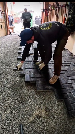 How pros lay interlocking pavers. Fast & Clean.