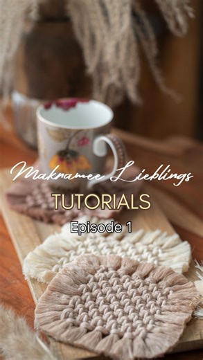 Makrabags ® Makramee | Travel | Lifestyle on Instagram: "TUTORIAL - Episode 1 Für 2026 habe ich mir fest vorgenommen, meine Lieblingstutorials zu knüpfen und für euch mitzufilmen. Und ich denke, die ein oder andere Überraschung wird auch dabei sein. ☺️ Dieser Makrameecoaster ist zweifelsohne eins meiner Lieblingsprojekte und darf den Anfang dieser neuen Reihe machen. Ich habe hierfür das 3 mm gezwirnte Gizagarn in Natur von @zn_makramee_garn genutzt. Ihr benötigt 10 Fäden in der Länge 1.20 m. Un