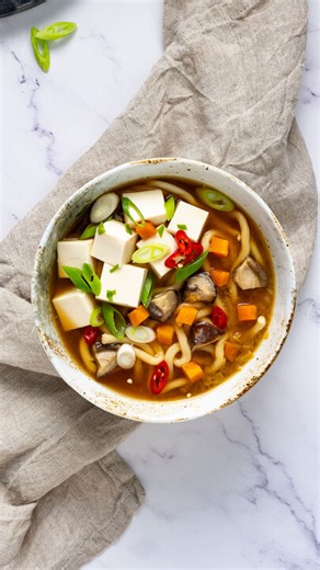Warm, snel en boordevol smaak 🍜 In minder dan 25 minuten zet je deze Japanse klassieker op tafel. De MultiQuick 9 snijdt je groenten in perfecte blokjes en schijfjes, zodat jij enkel nog hoeft te genieten. Udonnoedels, miso, tofu en shiitake zorgen samen voor een hartverwarmende kom vol umami. Bak kort Chinese kool, wortel en shiitake. Voeg water, miso en sojasaus toe, laat even sudderen en roer er de udonnoedels door. Serveer met tofu, chili en lente-ui. Perfect voor frisse herfstavonden of ee