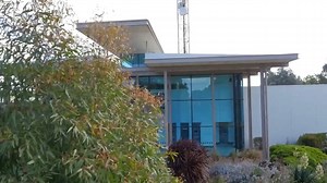 Chisholm Institute 🇦🇺 เป็นสถาบัน TAFE ซึ่งเป็นสถาบันของรัฐบาลประเทศออสเตรเลีย เปิดสอนทางด้านอาชีวศึกษาและการฝึกอบรม เน้นการเรียนการสอนในภาคปฏิบัติ เพื่อให้นักเรียนได้เตรียมความพร้อม และมีทักษะเพื่อนำไปใช้ในการทำงานจริง ปัจจุบันมีนักเรียนกว่า 40,000 คน จากทั้งหมด 9 วิทยาเขต ซึ่งตั้งอยู่ทางตะวันออกเฉียงใต้ของรัฐ Victoria และใจกลางเมือง Melbourne สถาบันเปิดสอนกว่า 65 หลักสูตร สำหรับนักเรียนต่างชาติ ทั้งในระดับ Certificate, Diploma, Advanced Diploma, Bachelor รวมถึง ELICOS (ภาษาอังกฤษสำหรับนักเรีย