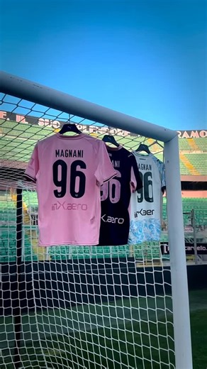 Palermo F.C. Official on Instagram: "𝑷𝑹𝑶𝑴𝑶 𝑺𝑻𝑶𝑹𝑬 - 𝑾𝑬𝑳𝑪𝑶𝑴𝑬 𝑩𝑨𝑪𝑲 𝑴𝑨𝑮𝑵𝑨𝑵𝑰 🩷🖤 𝗣𝗲𝗿𝘀𝗼𝗻𝗮𝗹𝗶𝘇𝘇𝗮𝘇𝗶𝗼𝗻𝗲 𝗴𝗿𝗮𝘁𝘂𝗶𝘁𝗮 “𝗠𝗔𝗚𝗡𝗔𝗡𝗜 𝟵𝟲” 👚 Acquista la maglia del Palermo negli store ufficiali (anche online) e la stampa “MAGNANI 96” è gratis fino a domenica sera 😍 🎁 𝗠𝗮𝗴𝗹𝗶𝗮 𝗶𝗻 𝗿𝗲𝗴𝗮𝗹𝗼 𝗽𝗲𝗿 𝗶 𝗽𝗿𝗶𝗺𝗶 𝟱 𝗚𝗶𝗮𝗻𝗴𝗶𝗮𝗰𝗼𝗺𝗼 🫶🏼 Vale solo per chi si chiama GIANGIACOMO (nome completo): non Gian Giacomo, non Gianni, non Giacomo, non Gi