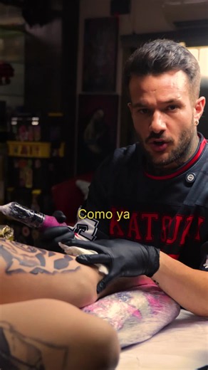 ¿Cuántos Itachis habré visto ya? 😂🔥 Hoy toca reaccionar a algunos de los tatuajes de Itachi que me habéis enviado. Hay auténticas obras de arte… y otros que tienen cositas que mejorar. 👀 💬 ¿Cuál te ha gustado más del vídeo? ¿Le darías un 10/10 a alguno? Y si quieres salir en la siguiente parte, envíame tu tatuaje de Itachi por DM. 👹 #itachi #naruto #animetattoo #tatuajesanime #tattooartist