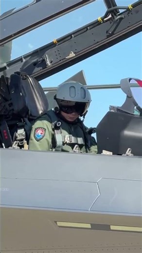 解放军歼20战斗机打开机舱盖特写镜头 Close - up shot of the cockpit canopy of the PLA J - 20 fighter jet opening.