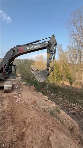 ¿Por Qué Tiro Las Piedras Al Canal?