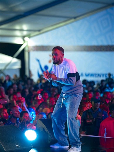 Bado Naishi – Paul Clement: Aliacha kuimba na kumkumbatia mtoto katikati ya Stage