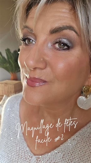 Stéphanie Chagnon | conseils make-up et soins 40 + on Instagram: "🖤✨ Capsule Make-up Spéciale Fêtes – Épisode 2 ✨🖤 Voici mon look de fête numéro 2… toujours simple, facile à reproduire et parfait pour les fêtes de fin d’année ✨ Un regard lumineux légèrement fumé, des lèvres glossy et un teint rayonnant… juste ce qu’il faut pour briller en décembre 🎄 🎧 Active le son Dans ce tuto, je te montre et je t’explique comment j’ai réalisé ce look et les produits que j’ai utilisés pour le créer ✨ Alors