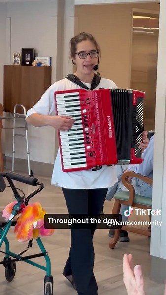 Un Día en la Vida de un CNA en St. Ann’s Community