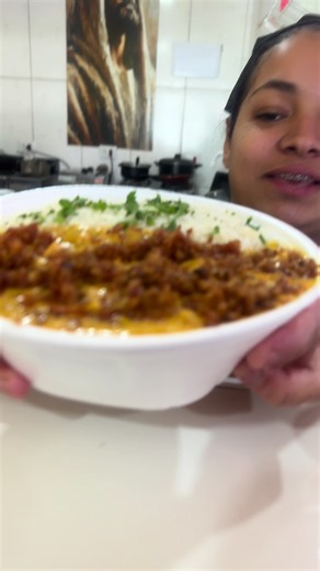 Strogonoff de frango com queijo e farofa de bacon