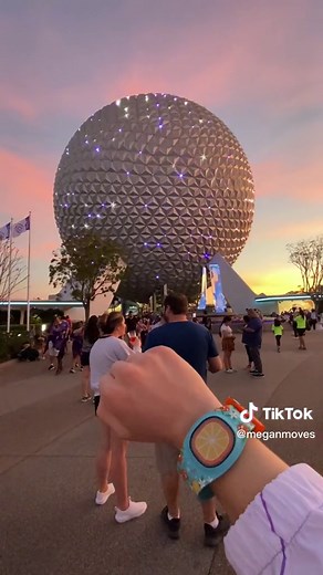 Replying to @zeriapackard122411 MagicBand details and how to use it at Disney World! 🤩 #disneyworld #disneyparks #disneyworldvacation #disneyworldvacationtips #disneyworldvacationplanning #magicband #magicbandplus ##disneyvacationplanning #magicbands