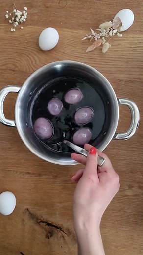 Glitzernde Ostereier einfach selbst machen