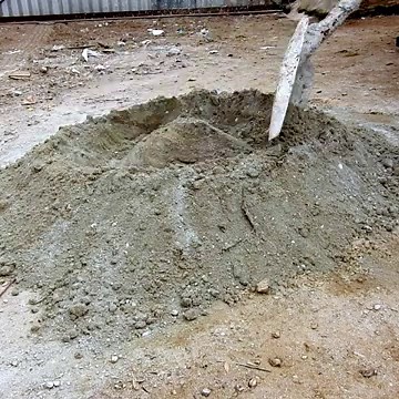 Preparación de Mortero: Mezcla de Cemento y Arena en el Suelo