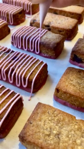 Emma Emma on Instagram: "🎉 DEN BEDSTE KRANSEKAGE 😱 Vores kransekage er bagt med amarenakirsebær, dyppet og pyntet med ruby chokolade og dekoreret med en hjemmelavet blomst 🌸 Jeg elsker den her kombi… lidt ekstra, lidt luksus og virkelig god 🤩 1 stk. 32 kr. - 4 stk. 110 kr. 😍 De kan nydes i caféen eller hapses med hjem frem til d. 30. december 🤗 #emmaemma #kransekage #amarena #nytår"