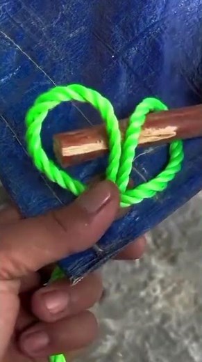How to securely tie a rope to a tarp using a wooden stick