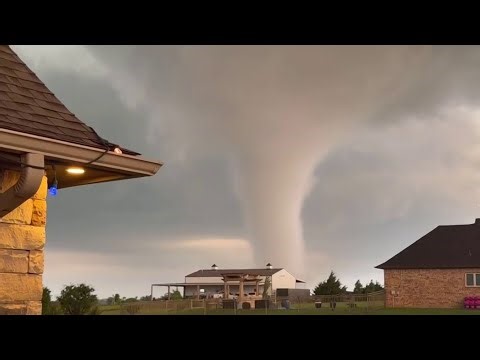 Tornado causa destrucción en el Centro y el Sureste sigue azotado por incendios