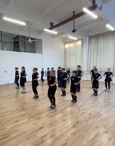 4.5K views · 133 reactions | O armată de apărători ai tradițiilor și frumosului: Ansamblul artistic de copii Mugurel 殺  Pentru înscrieri la cursurile de dansuri populare pentru copii, cereți amănunte la numărul 392 189 7050 (WhatsApp) 盧❤️ #grupulvatra #dansuripopulare #radacini #mugurel #spectacol | Grupul Vatra | Facebook