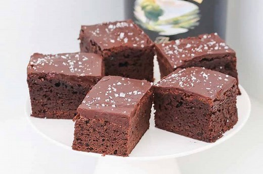 THE BEST EVER BAILEYS CHOCOLATE BROWNIES WITH SUPER FUDGY BAILEYS FROSTING!!! Get the recipe here: https://bakeplaysmile.com/baileys-brownies/ | Bake Play Smile