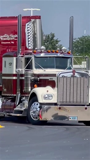 The Old School King Kenworth W900 #bigrig #workingrigs #dieselpower