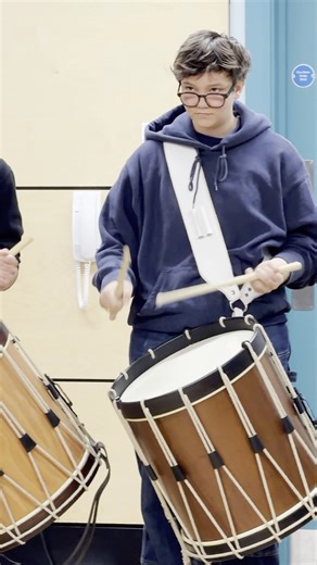 Swiss drumming - Glasgow Rudimental Drumming Festival 2025 - To perform at this level takes countless hours of practice. To prevent ‘pad hands’, you better practice with RD Pads, offering the most realistic practice experience. Play one. Win together. Get your RD Pad here 👉 rudimentaldrummers.xyz/rd-pads (also in bio). #DrummersCommunity #RudimentalDrummers #Craftsmanship #Beats #Talent #ShareTheTradition | Rudimental Drummers