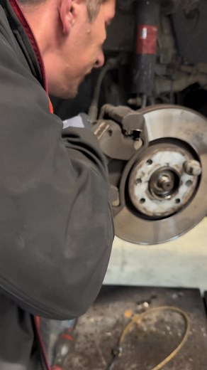 Vu le bruit je te laisse imaginer niveau conduite ce que ça donnait 🤣 roulement de roue totalement hs ,on démonte ça et on va voir ce qu’on peut faire #roulement #308 #bruit #moyeu #occasion #mecanique #garage #RA38 #labise | RA38