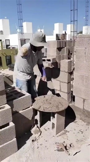 Que agilidad tiene este maestro para pegar bloques aún consus limitaciones#construcion #albañilería