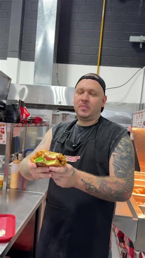 2x1 en las Burger con Jugoso Pollo Crujiente 🐔 •2x1 Smoky BBQ 🍔 •2x1 Clasicc Crispy 🐔 2 Burgers especiales cada una acompañadas de Papas Fritas Crunch y salsa ! •📍Alajuela-Plaza Ferias •Waze: Chicken Frito Alajuela •Horario: 11 am a 10pm 🕙 •Activos por Uber Eats 💚 Me cuentan cómo les va ❤️🐔👀