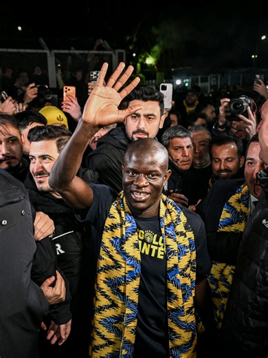 Fenerbahçe Fans Celebrate N'Golo Kanté's Arrival in Türkiye