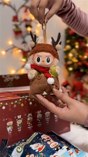 This holiday season, let LABUBU take over your Christmas tree! 🎄💚 24 exclusive figures, gorgeous festive packaging, and a chance at rare collectibles. Make Christmas 2025 unforgettable. 🎉 | 𝐂𝐡𝐫𝐢𝐬𝐭𝐦𝐚𝐬 𝐒𝐚𝐥𝐞 𝐏𝐢𝐜𝐤𝐬
