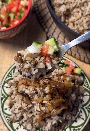Mujadara (arroz con lentejas y cebolla caramelizada) 🧅✨ Si buscas una idea de comida o cena rápida, económica y llena de sabor, este plato del Levante árabe es un acierto total. Perfecto para quienes quieren comer bien sin complicarse: estudiantes, gente con poco tiempo o amantes de la cocina saludable y vegetal. Un arroz con lentejas árabe con ingredientes muy simples, pero con un resultado brutal 🤍 Ingredientes (2–3 personas): - 250 g de arroz - 125 g de lentejas - 1 cebolla grande - ½ cucha